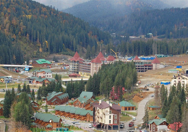 Курортний комплекс «Буковель» зустріне розмаїттям розваг на будь який смак – оглядовий підйомник, карпатська форель, чисте озеро «Молодіжне». По дорозі з Буковелю на найвищій точці Яблуницького перевалу неперевершені фото на фоні найдивовижніших краєвидів
